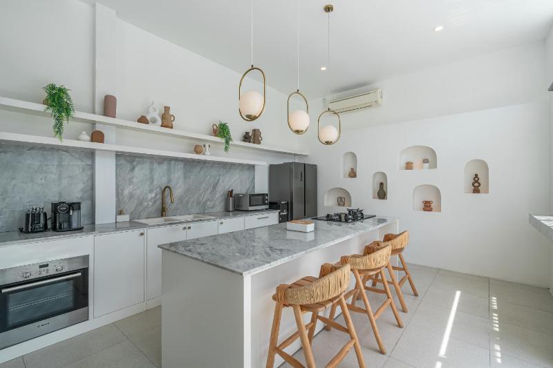 Weiss Berawa - Chic 3BR Villa with Pool 5 Minutes to Berawa Beach - image 5