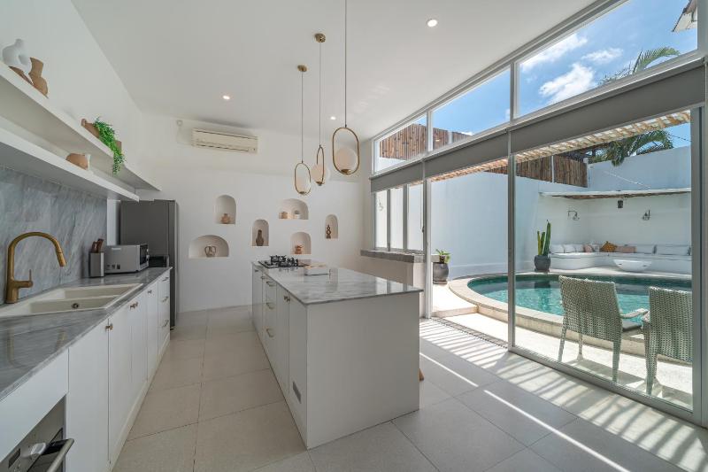 Weiss Berawa - Chic 3BR Villa with Pool 5 Minutes to Berawa Beach - image 37