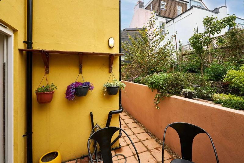 Host & Stay - Yellow House - image 25