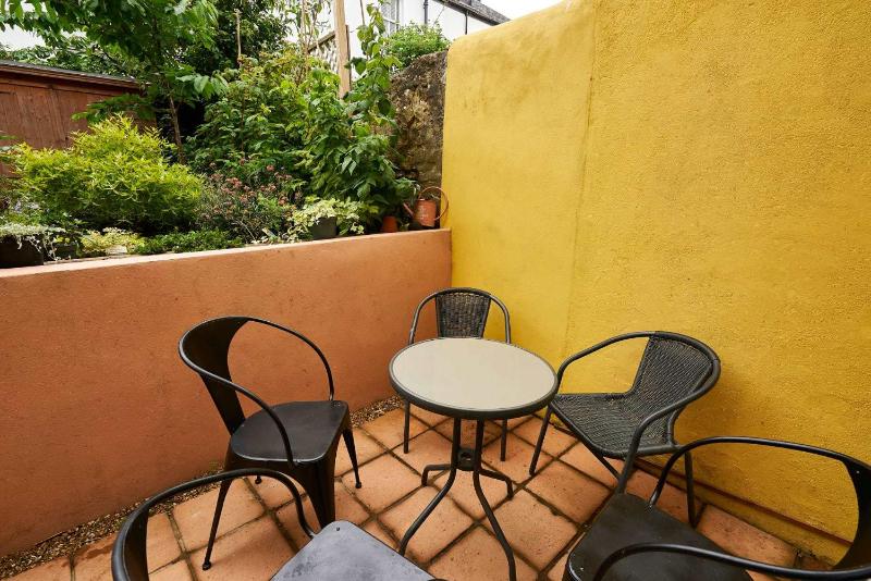 Host & Stay - Yellow House - image 22