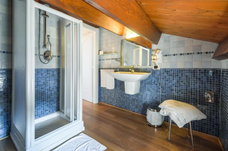 Quadruple Room - Attic image 4