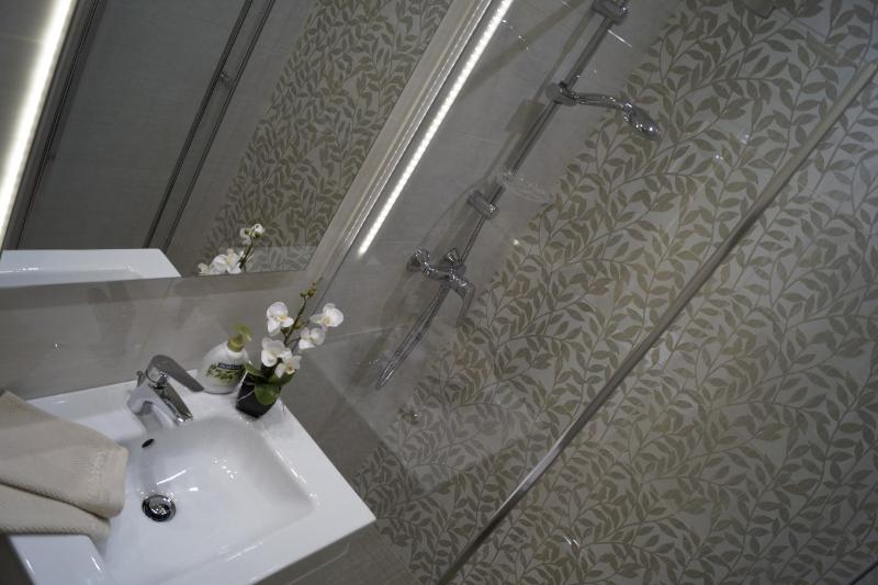 Deluxe Studio image 2