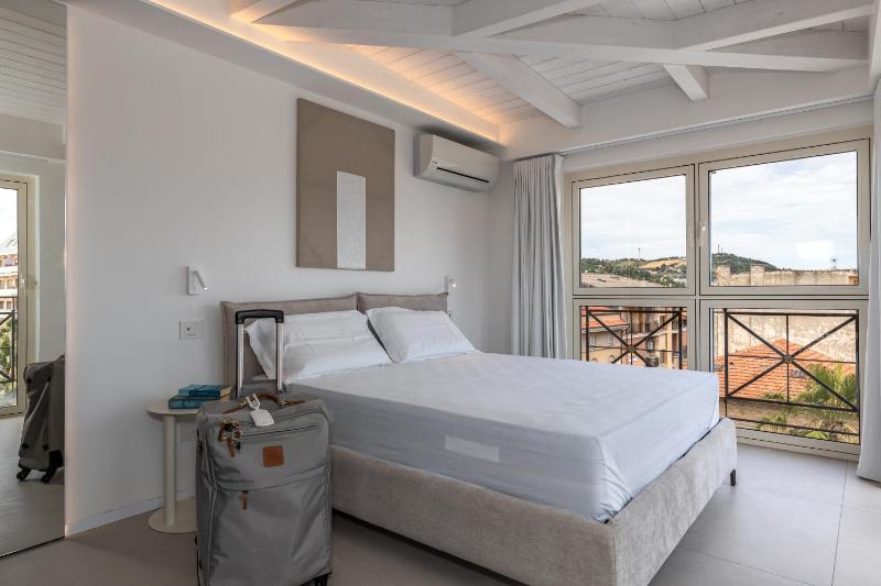 Suite 33 - Boutique Apartments - image 33