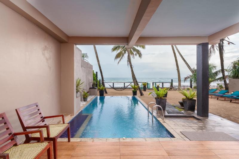 Hikks Villa Beachfront with Pool - image 13