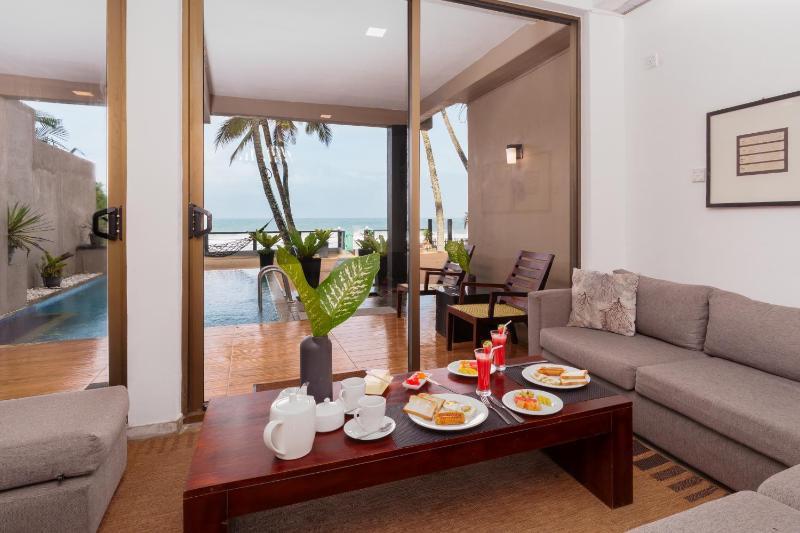 Hikks Villa Beachfront with Pool - image 11
