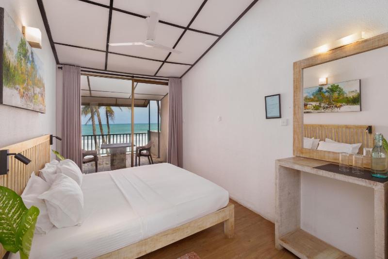 Hikks Villa Beachfront with Pool - image 9