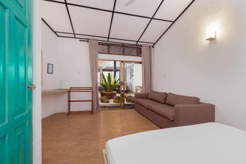 Hikks Villa Beachfront with Pool - image 16