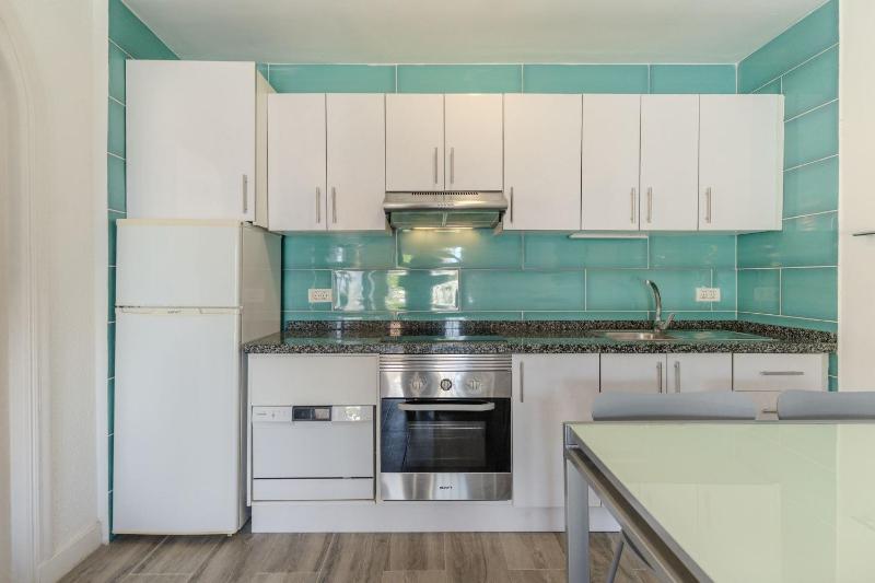 Charming 1-Bedroom Apartment with Ocean Views in Costa Adeje - image 21
