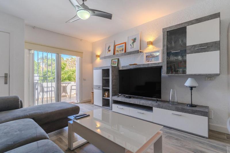 Charming 1-Bedroom Apartment with Ocean Views in Costa Adeje - image 14