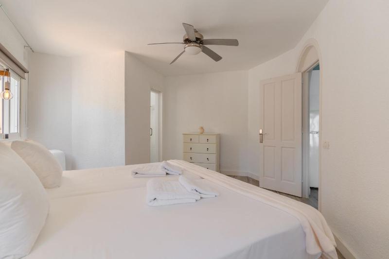 Charming 1-Bedroom Apartment with Ocean Views in Costa Adeje - image 27