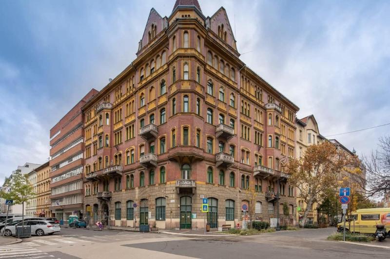 Central Designer Home - Next to River - image 13
