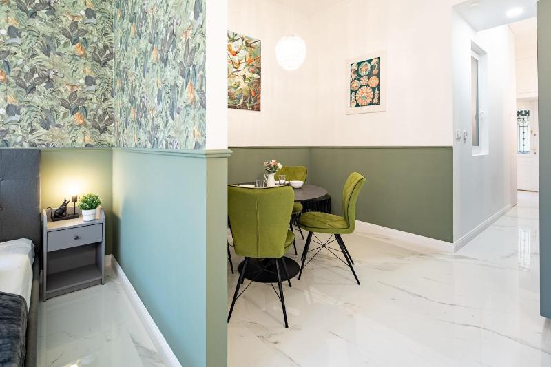 Central Designer Home - Next to River - image 3