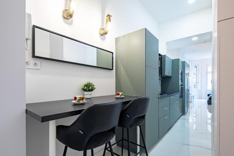 Central Designer Home - Next to River - image 12