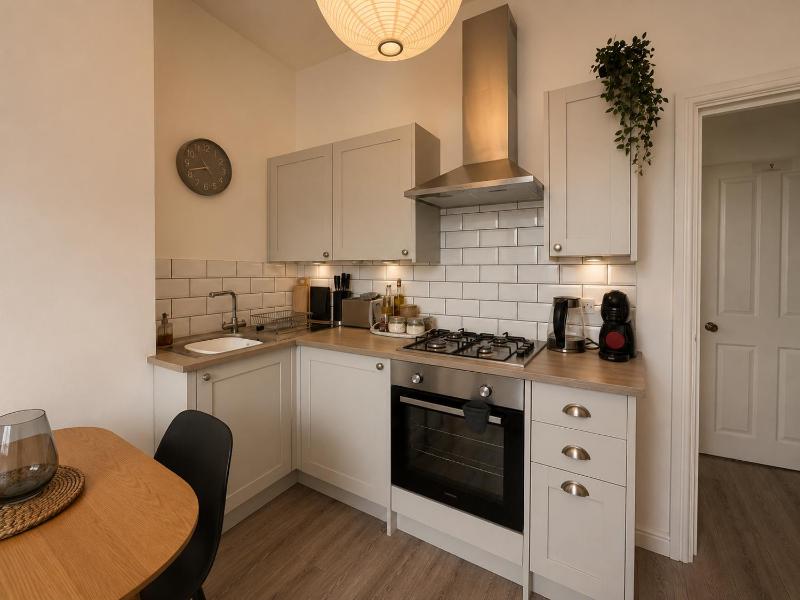 F2 Cheltenham Festival Ready! Sleeps 3 - image 5