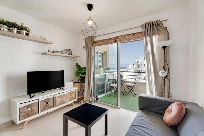 Charming 2-Bedroom Apartment with Ocean Views in Adeje - image 1
