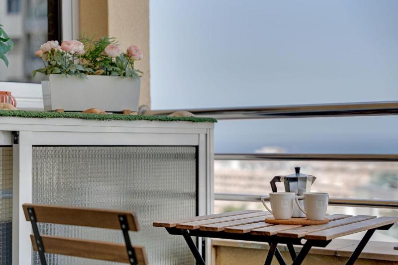 Charming 2-Bedroom Apartment with Ocean Views in Adeje - image 6