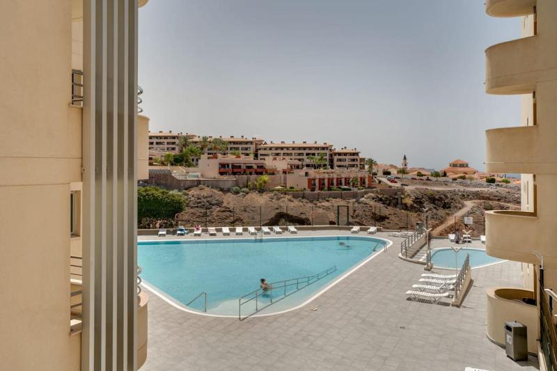 Charming 2-Bedroom Apartment with Ocean Views in Adeje - image 8