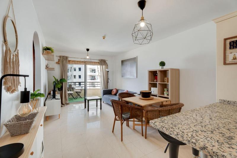 Charming 2-Bedroom Apartment with Ocean Views in Adeje - image 14