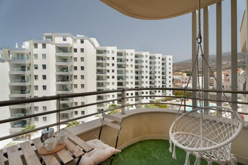 Charming 2-Bedroom Apartment with Ocean Views in Adeje - image 28