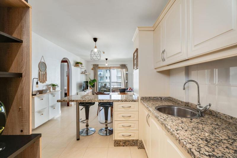 Charming 2-Bedroom Apartment with Ocean Views in Adeje - image 23