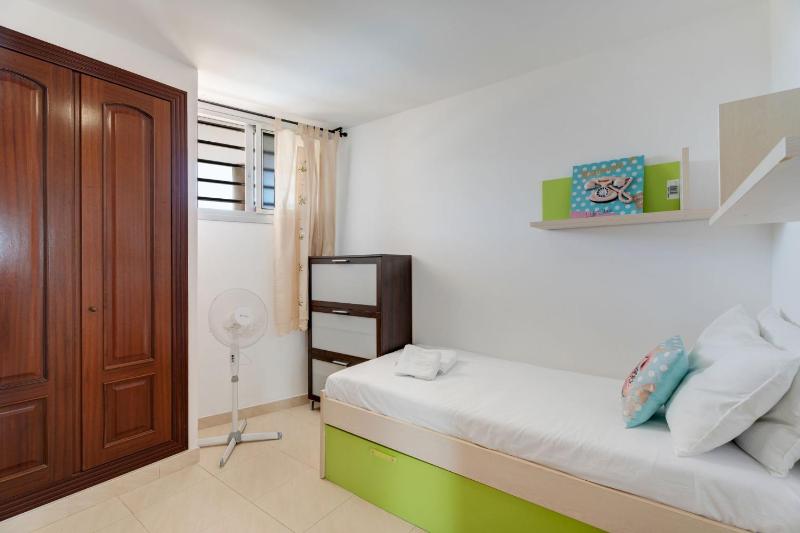 Charming 2-Bedroom Apartment with Ocean Views in Adeje - image 5