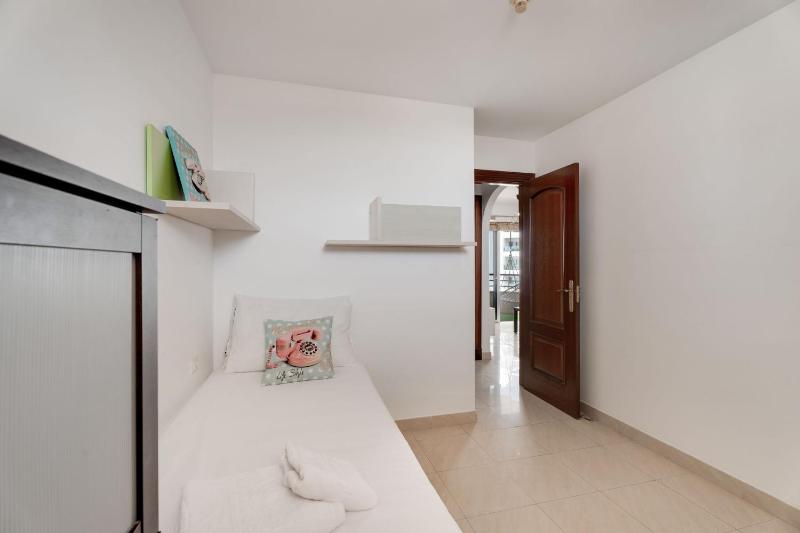 Charming 2-Bedroom Apartment with Ocean Views in Adeje - image 18