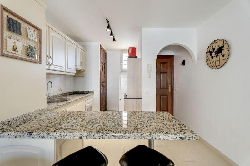 Charming 2-Bedroom Apartment with Ocean Views in Adeje - image 20
