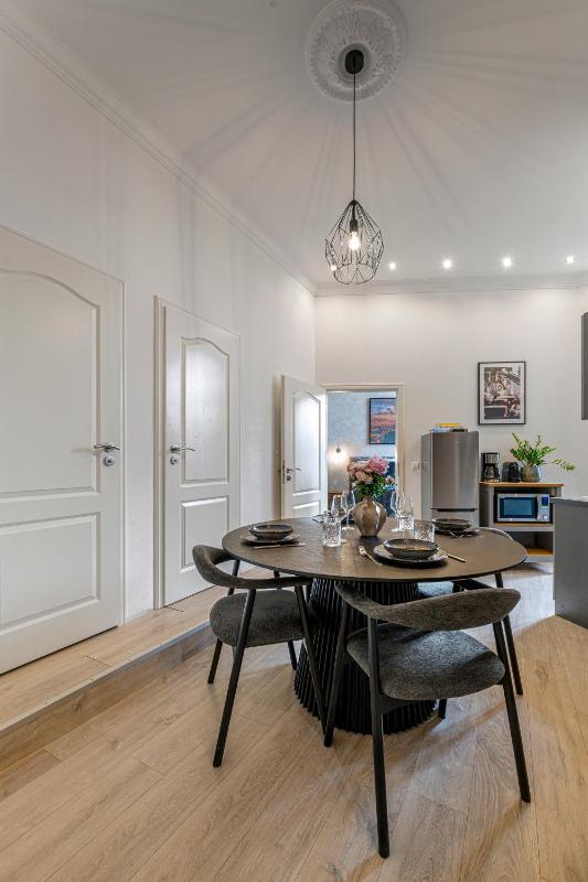 The Mierendorf Style group & family friendly 2 BR 15 bath rooms ideal for 2 -5 Guests - image 5