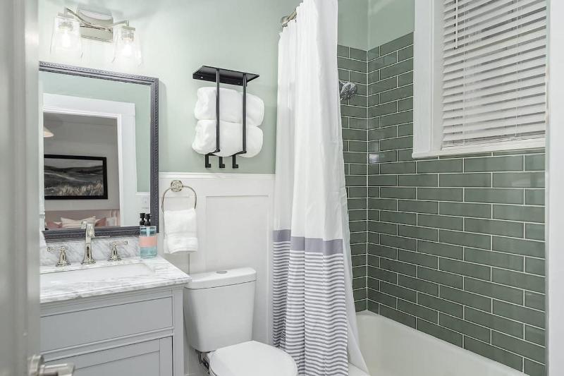 Historic Downtown Condo Prime Location Walkable - image 9