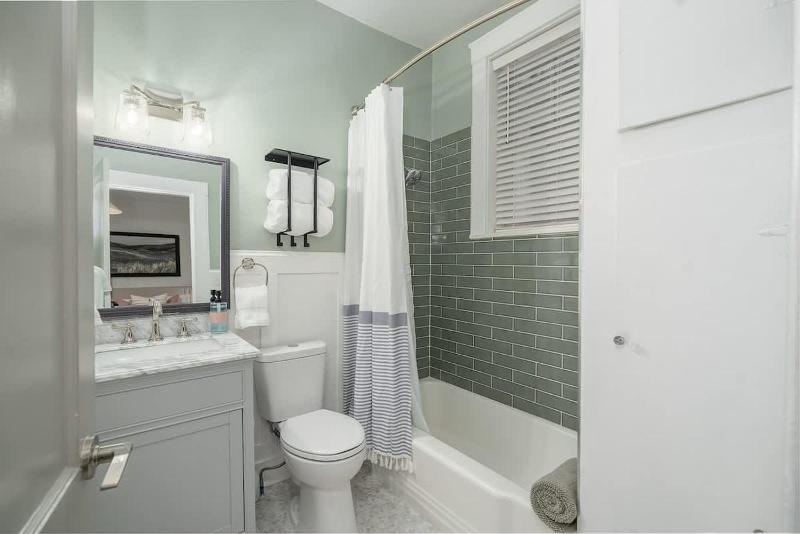 Historic Downtown Condo Prime Location Walkable - image 11