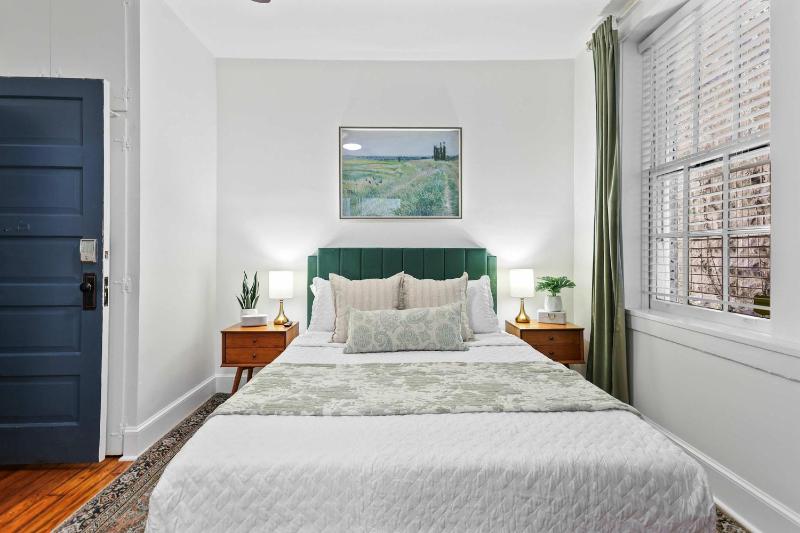 Darling Downtown Renovated Historic Condo Walkable - image 31