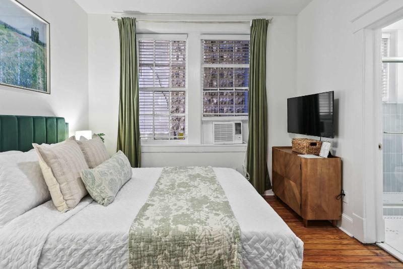 Darling Downtown Renovated Historic Condo Walkable - image 22