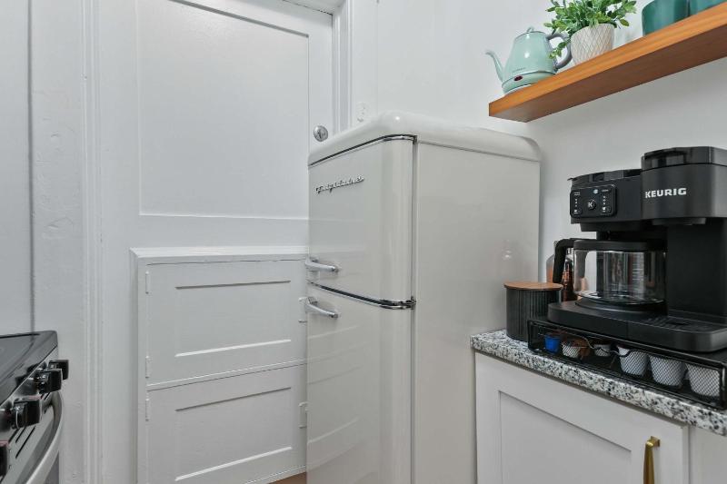 Darling Downtown Renovated Historic Condo Walkable - image 19