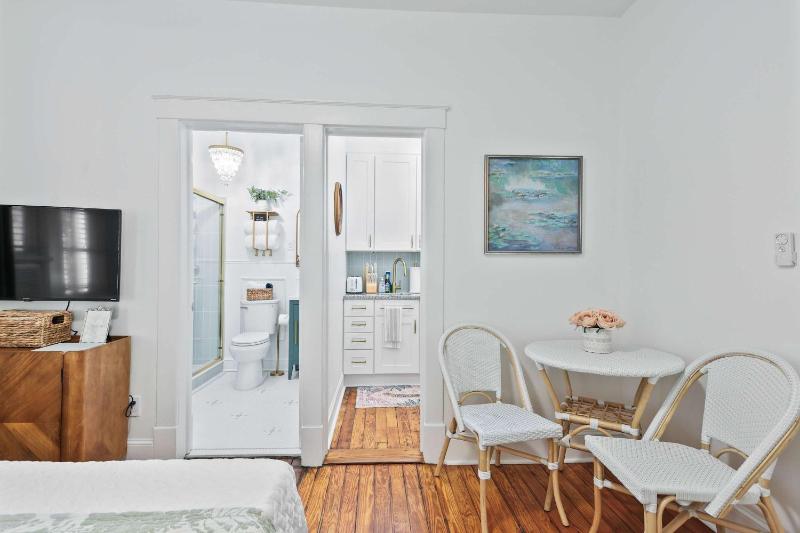 Darling Downtown Renovated Historic Condo Walkable - image 10