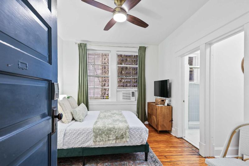 Darling Downtown Renovated Historic Condo Walkable - image 34