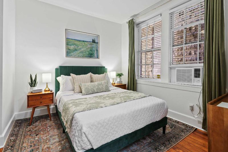 Darling Downtown Renovated Historic Condo Walkable - image 33
