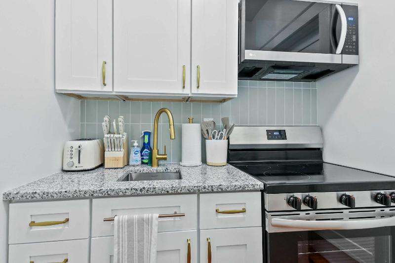 Darling Downtown Renovated Historic Condo Walkable - image 17