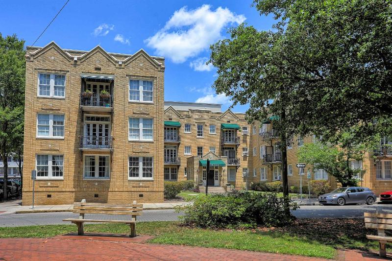 Darling Downtown Renovated Historic Condo Walkable - image 13
