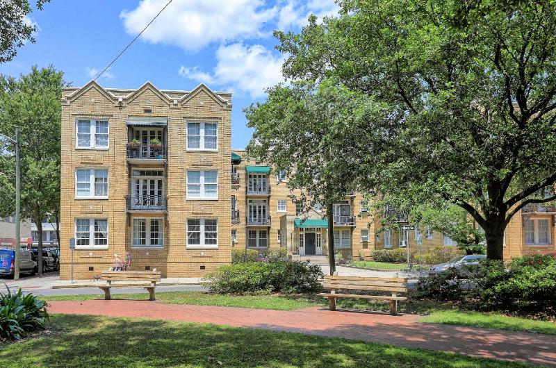 Darling Downtown Renovated Historic Condo Walkable - image 12