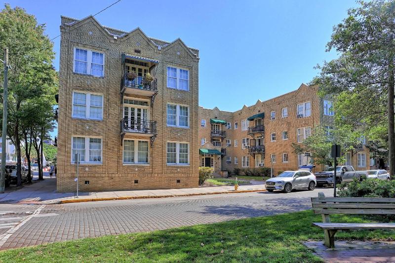 Darling Downtown Renovated Historic Condo Walkable - image 9
