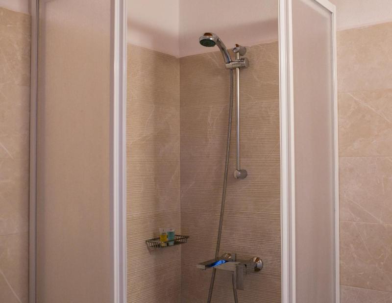 Single Room image 3
