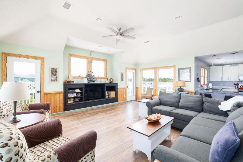 Third Row Whalehead Home with Pool and Spa Sleeps 22 - image 46