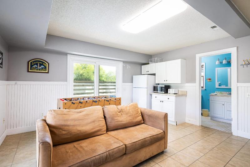 Third Row Whalehead Home with Pool and Spa Sleeps 22 - image 41