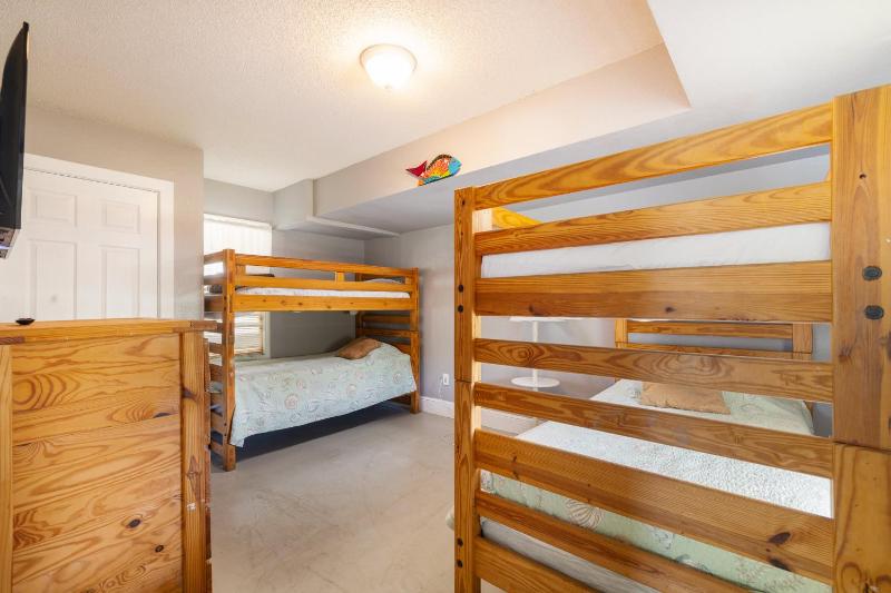 Third Row Whalehead Home with Pool and Spa Sleeps 22 - image 31