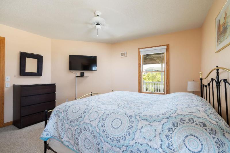 Third Row Whalehead Home with Pool and Spa Sleeps 22 - image 8