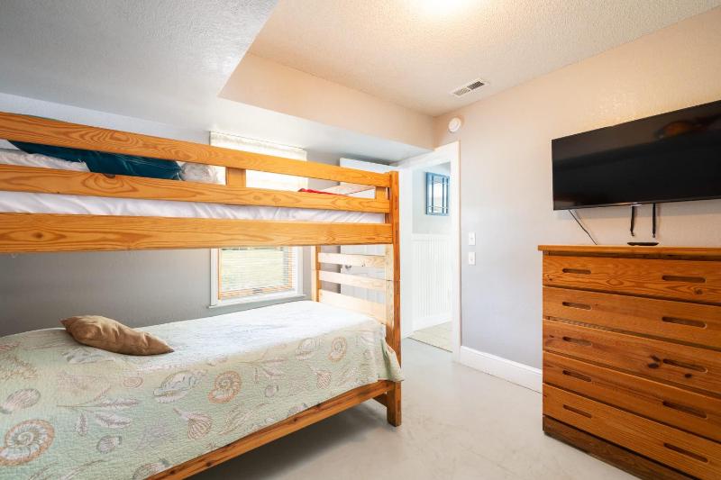 Third Row Whalehead Home with Pool and Spa Sleeps 22 - image 42