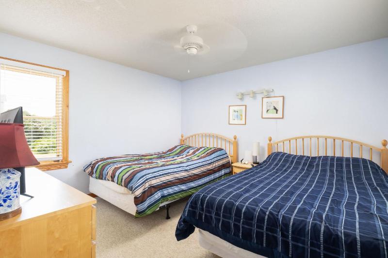 Third Row Whalehead Home with Pool and Spa Sleeps 22 - image 38