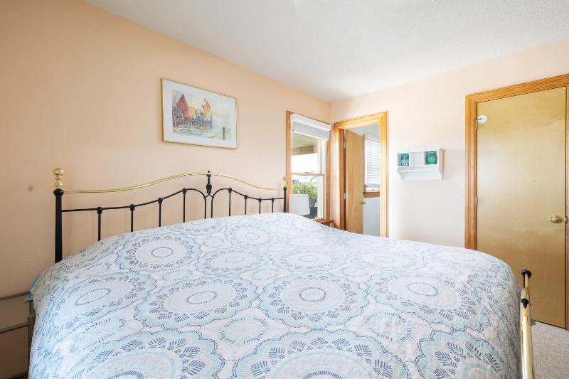 Third Row Whalehead Home with Pool and Spa Sleeps 22 - image 45
