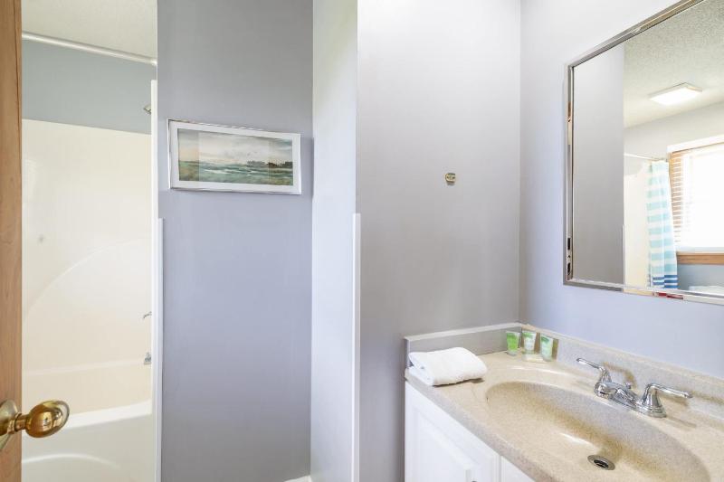 Third Row Whalehead Home with Pool and Spa Sleeps 22 - image 17