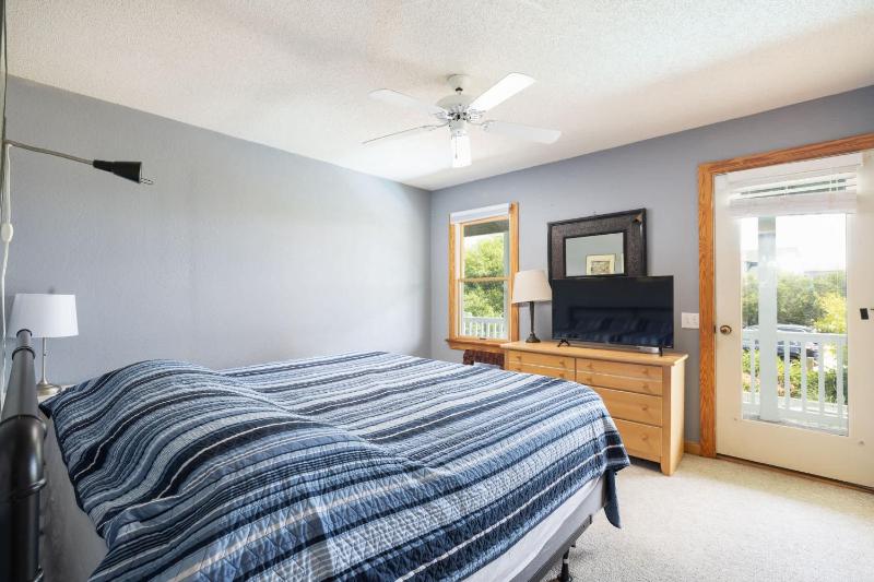 Third Row Whalehead Home with Pool and Spa Sleeps 22 - image 3